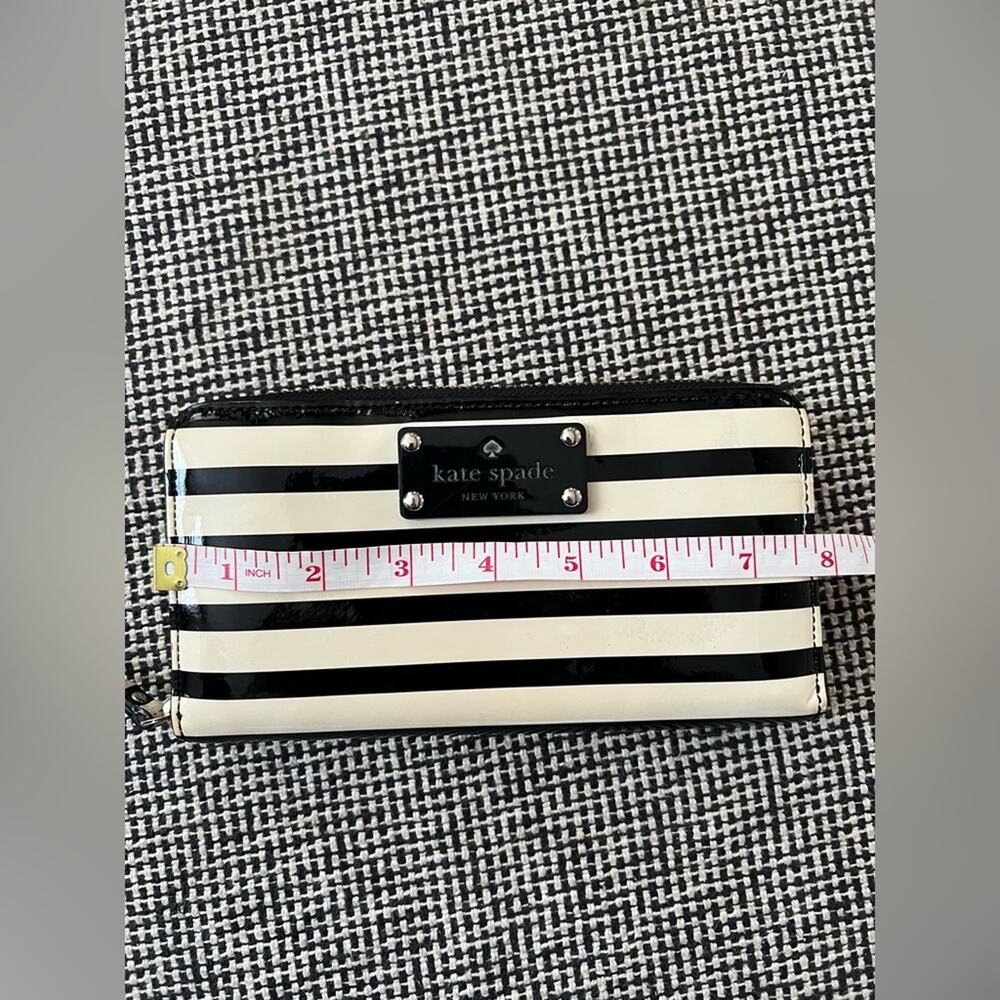 Kate Spade black and white striped patent leather wallet long zip top preppy - Picture 6 of 8